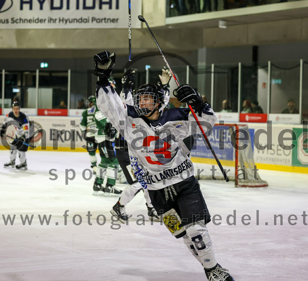 2024-01-26_034_TSV_Erding_gegen_HC_Landsberg | Erding, Deutschland, 26.01.2024:
Eishockey, Bayernliga Vorrunde 2023 / 2024, 28. Spieltag, TSV Erding gegen HC Landsberg, Endergebnis: 6:2

Korbinian Benz (HC Landsberg, #8)

Foto: Christian Riedel / fotografie-riedel.net