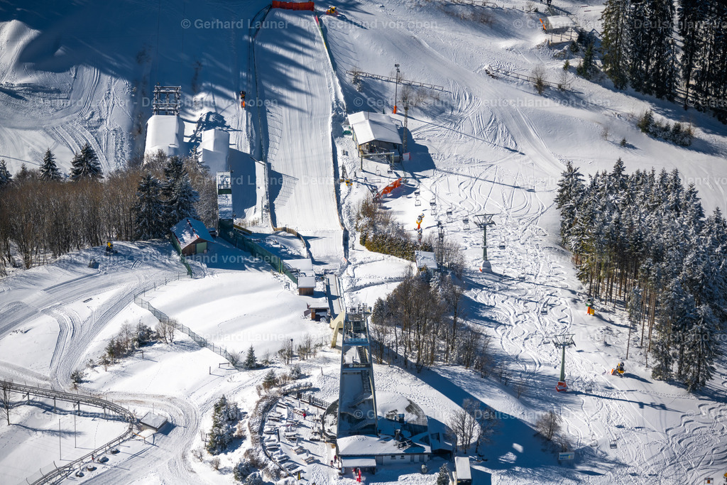 4043602 | WINTERBERG 13.02.2021 Winterlich schneebedeckte " Sankt Georg Sprungschanze " am Rothaarsteig in Winterberg im Sauerland im Bundesland Nordrhein-Westfalen. Weiterführende Informationen bei: Winterberg Touristik und Wirtschaft GmbH. // Wintry snowy the " Sankt Georg ski-jumping " hill in Winterberg at Sauerland in the state North Rhine-Westphalia. Further information at: Winterberg Touristik und Wirtschaft GmbH. Foto: Gerhard Launer