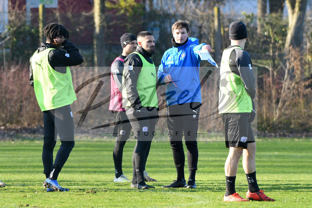 20200207_TRAOSN_0069 | Fußball, Herren: Marcos Alvarez (VfL Osnabrueck) und Co-Trainer Merlin Polzin (VfL Osnabrueck) unterhalten sich waehrend der Trainingseinheit des VfL Osnabrueck im Sportpark Illoshoehe am 07.02.2020 in Osnabrueck, Deutschland. - Realisiert mit Pictrs.com