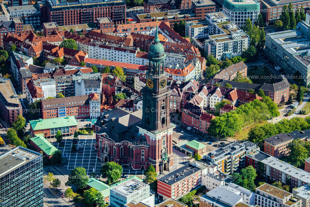 Hamburg_Michel_ELS_3331200922 | HAMBURG 20.09.2022 Turm der Hauptkirche Sankt Michaelis genannt „ Michel “ in Hamburg. Die evangelische Kirche St. Michaelis an der Straße Englische Planke in der Hansestadt wurde im Stil des Barock wurde im 17. Jahrhundert erbaut. Weiterführende Informationen bei: Hauptkirche St. Michaelis. // View of the church St. Michaelis in Hamburg. Further information at: Hauptkirche St. Michaelis. Foto: Martin Elsen