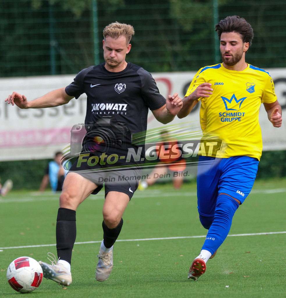 BV Stift Quernheim - TuS Dielingen | Auf dem Bild zu sehen: schwarz BV Stift Quernheim: Niko Marcel Klose ; gelb TuS Dielingen: Kerem Gürsoy  BV Stift Quernheim, TuS Dielingen, Saison 26/27, Bezirksliga, Stift Quernheim, Deutschland - Realisiert mit Pictrs.com