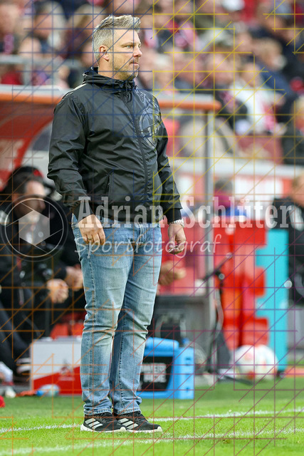 1. FC Köln vs FC Augsburg - 1. Bundesliga  | Köln, Deutschland, 18.10.25:   Trainer Lukas Kwasniok  schaut waehrend des Spiels der 1. Bundesliga zwischen  1. FC Köln vs FC Augsburg im RheinEnergieStadion(Foto von Brauer-Fotoagentur / Adrian Schlueter)