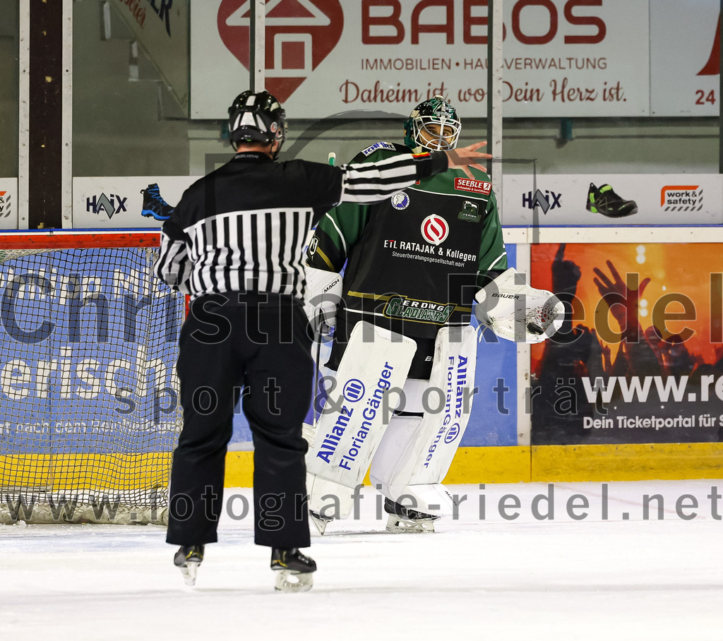2022-09-23_067_TSV_Erding_gegen_EV_Fuessen | Erding, Deutschland, 23.09.2022:
Eishockey, Bayernliga 2022 / 2023, Testspiel, TSV Erding gegen EV Füssen, Endergebnis: 1:3

Torwart Thomas Hingel (Erding Gladiators, #33)

Foto: Christian Riedel / fotografie-riedel.net