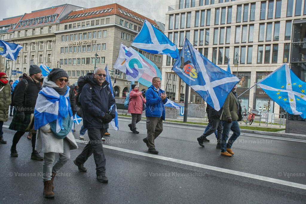 #IndyBerlin23 - Demonstration für schottische Unabhängigkeit | Rund 60 Personen ziehen am 11.03.2023 mit einer Demonstration vom Brandenburger Tor an der Britischen Botschaft vorbei zum Roten Rathaus, um die Unabhängigkeit Schottlands zu fordern.

On March 11, 2023, approx. 60 people rally in support of the Scottish independence, marching from Brandenburg Gate via the British Embassy to the Red Town Hall.  - Realisiert mit Pictrs.com