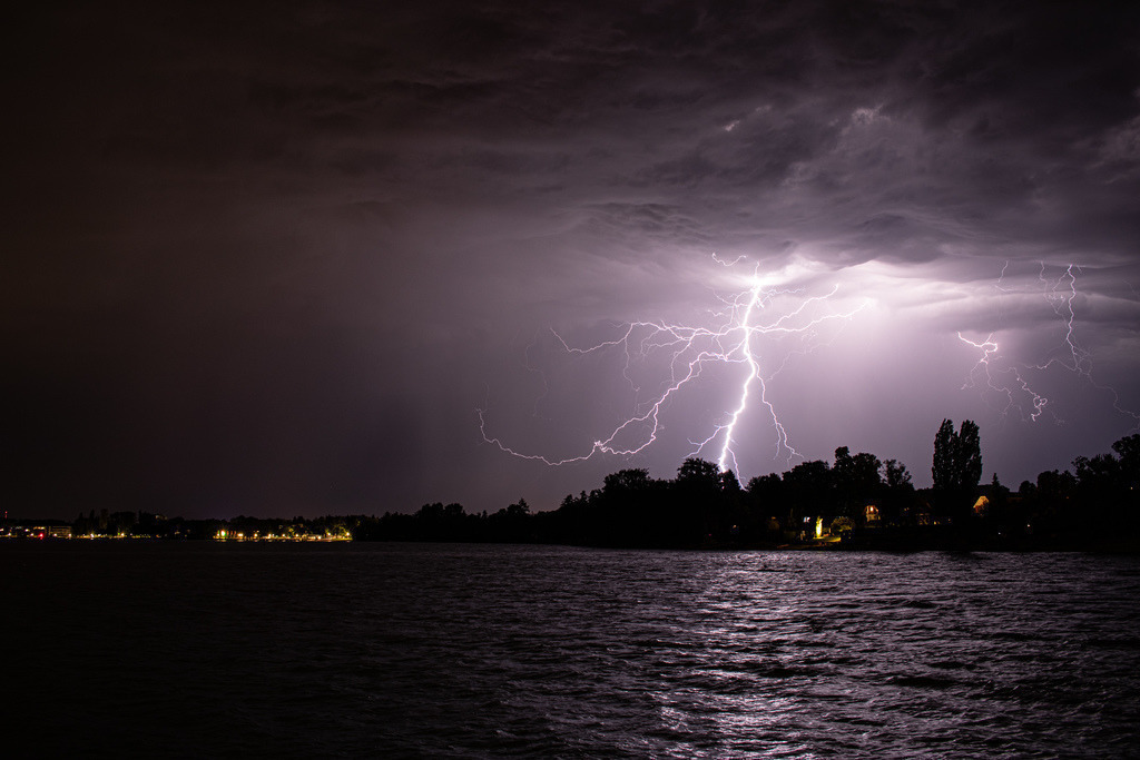 Blitz_20220704_Nonnenhorn_3 | Sie suchen ein Bild für Ihr Büro/Ihre Wohnung oder ein Fotogeschenk? So geht's: 
1.) Lieblingsbild auswählen
2.) Wunschprodukt (Leinwand, Alu-Dibond, Acryl, Fotogeschenk) auswählen. - Realisiert mit Pictrs.com