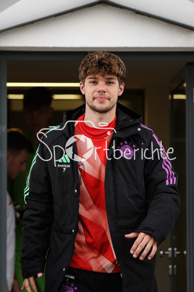 FC Bayern Amateure - TSV Buchbach | Vor der Partie Maximilian WAGNER (FCB #7) auf dem Weg zur Bank / Freisteller / Einzelfoto