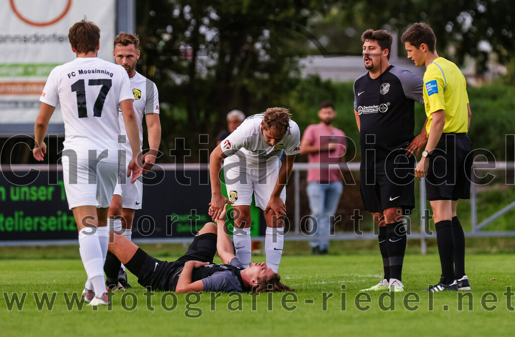 2023-08-08_090_FC_Moosinning_gegen_FC_Langengeisling | Moosinning, Deutschland, 08.08.2023:
Fußball, Bezirksliga Oberbayern Ost 2023 / 2024, 3. Spieltag, FC Moosinning gegen FC Langengeisling, Endergebnis: 0:4

Christian Reiser (FC Moosinning, #17), Thomas Auerweck (FC Moosinning, #19), Maximilian Birnbeck (FC Langengeisling, #27), Matthias Eschbaumer (FC Moosinning, #12), Florian Rupprecht (FC Langengeisling, #39), Schiedsrichter Johannes Wagner

Foto: Christian Riedel / fotografie-riedel.net