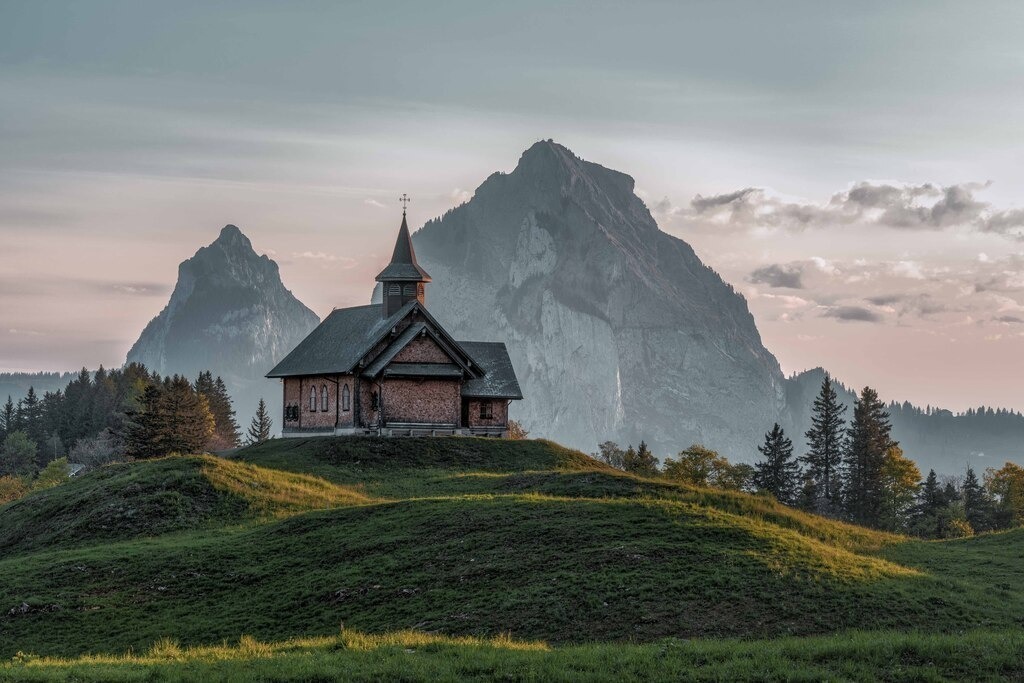 Stoos Kapelle | Im Morgenlicht früh aufstehen lohnt sich - Realisiert mit Pictrs.com