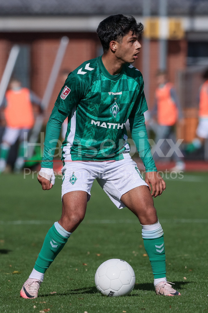 Fussball, Regionalliga Nord, SV Werder Bremen II - Hamburger SV II | v.li: Ricardo-Felipe Schwarz (SV Werder Bremen II, 6) am Ball, Einzelbild, Ganzkörper, Aktion, Action, Spielszene