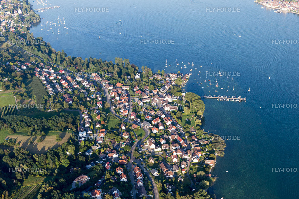 Dorfkern an den See- Uferbereichen des Bodensee | Luftbild: Dorfkern an den See- Uferbereichen des Bodensee im Ortsteil Hemmenhofen in Gaienhofen im Bundesland Baden-Württemberg in Deutschland. Foto: IMG_094332.jpg vom 27.08.2016 durch Werner Riehm/FLY-FOTO.de - Realisiert mit Pictrs.com