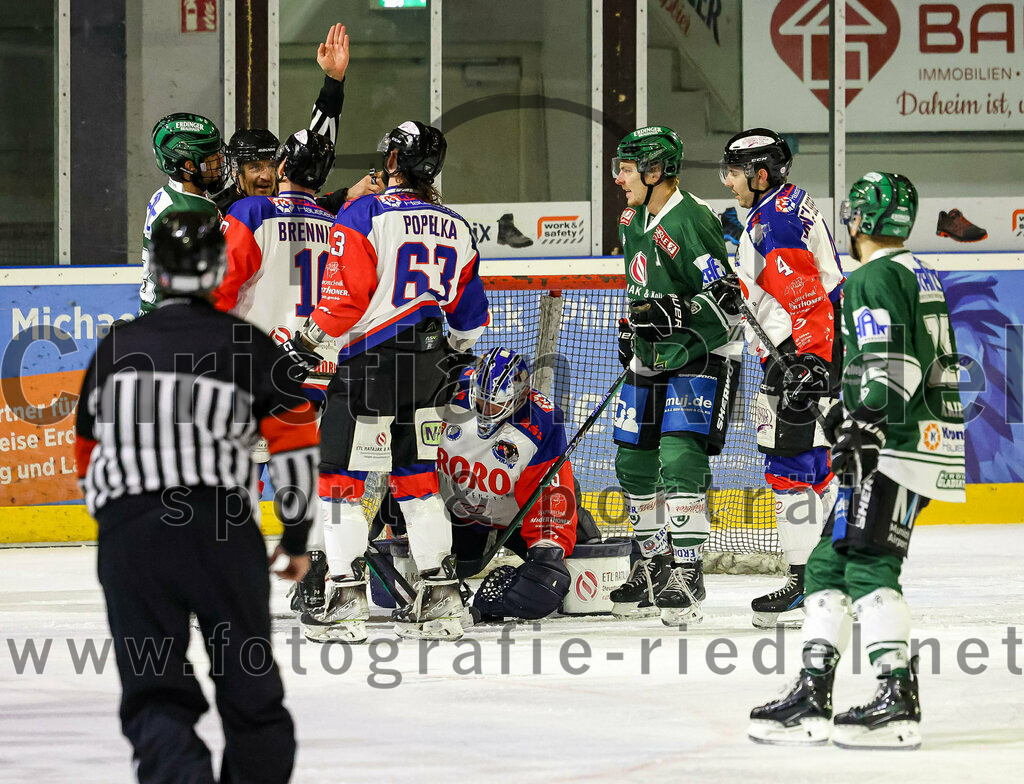 2023-11-03_022_TSV_Erding_gegen_ESC_Dorfen | Erding, Deutschland, 03.11.2023:
Eishockey, Bayernliga Vorrunde 2023 / 2024, 6. Spieltag, TSV Erding gegen ESC Dorfen, Endergebnis: 11:3

Florian Brenninger (ESC Dorfen, #10), Michal Popelka (ESC Dorfen, #63), Torwart Maximilian Englbrecht (ESC Dorfen, #45), Alexander Kanzelsberger (ESC Dorfen, #4)

Foto: Christian Riedel / fotografie-riedel.net