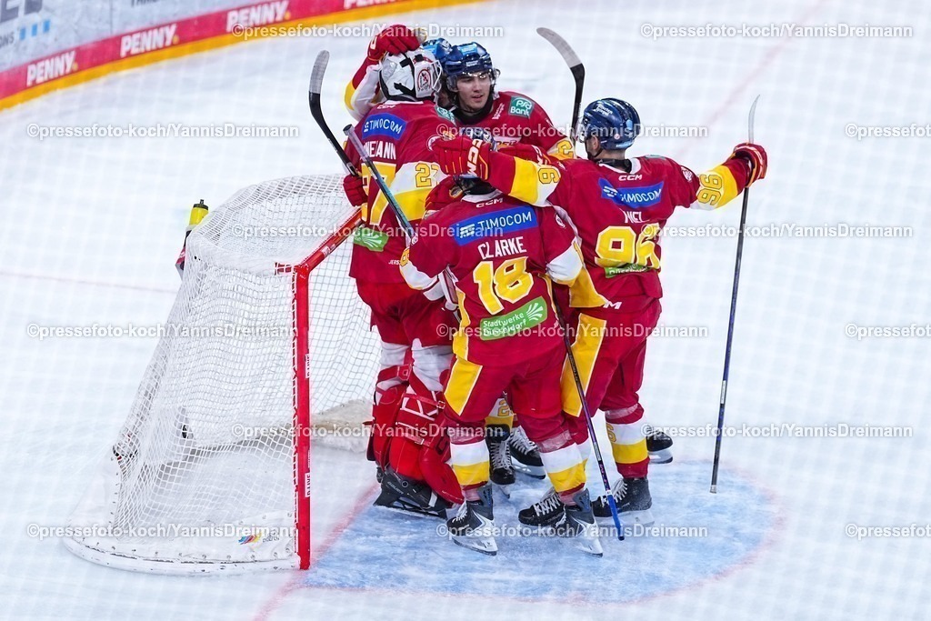 xydr03102501390 | 03.10.2025, xydrx, Eishockey, DEL2, Düsseldorfer EG - EC Kassel Huskies, PSD Bank Dome Düsseldorf: Niklas Lunemann (Düsseldorfer EG #27) Michael Clarke (Düsseldorfer EG #18) Simon Thiel (Düsseldorfer EG #96) bejubeln den 4:2 Sieg
