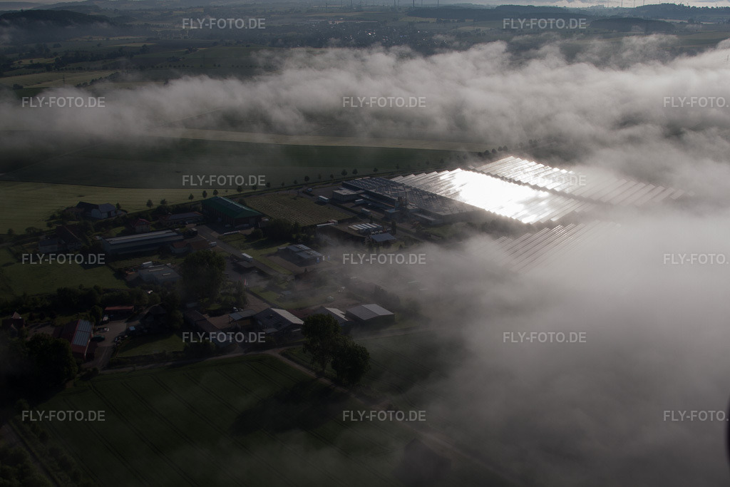 Luftbild: Wetterbedingt in eine Nebel- Schicht eingebettete Panelreihen der Photovoltaikanlage des Solarpark bzw. Solarkraftwerk im Ortsteil Bredenborn in Marienmünster im Bundesland Nordrhein-Westfalen in Deutschland. Foto: IMG_65200.jpg vom 24.05.2014 durch Werner Riehm/FLY-FOTO.de