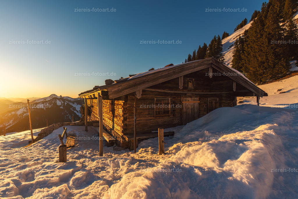 Die Wildfeldalm am Fuße der Rotwand | Zum Sonnenuntergang - Realisiert mit Pictrs.com