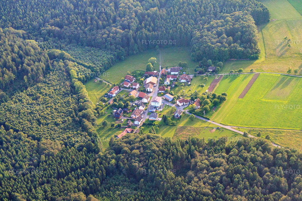 Luftbild: Ortsansicht von Osten im Ortsteil Oberdielbach in Waldbrunn im Bundesland Baden-Württemberg in Deutschland. – Foto: IMG_66333.jpg vom 30.05.2014 durch Werner Riehm/FLY-FOTO.de – Auflösung des Originals: 4626 x 3084 px