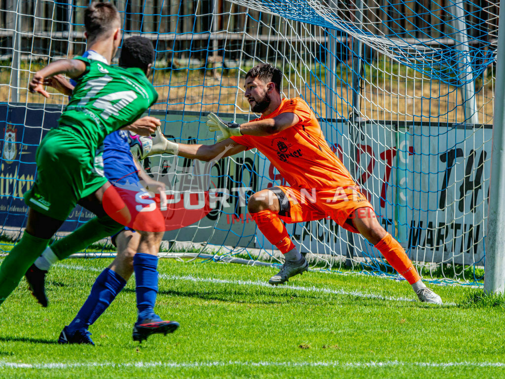 ASV Klagenfurt - Donau Klagenfurt | Vladimir Kajkut (ASV Klagenfurt #1) Boyo Jarjue (SV Donau Klagenfurt #14) ; ASV Klagenfurt - Donau Klagenfurt am 31.07.2022 in Klagenfurt
(ASV Platz Annabichl), AUSTRIA, (Photo by Ernst Krawagner sport-fan.at) - Realisiert mit Pictrs.com