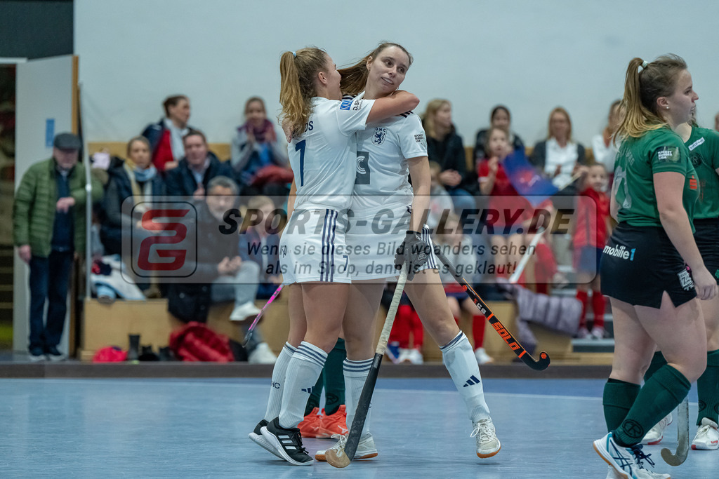 HK_20240113_107934 | 1. Bundesliga Damen Düsseldorfer HC - Club Raffelberg am 13.1.2024 DHC Halle, Düsseldorf , Mabel Brands ( Düsseldorfer HC #7 ) , Elisa Gräve ( Düsseldorfer HC #26 )