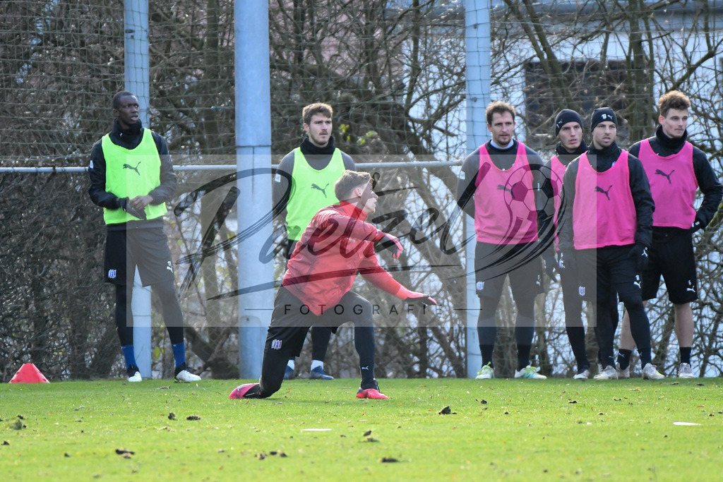 20200215_TRAOSN_0025 | Fussball, Herren: Torhueter Nils Koerber (VfL Osnabrueck) schaut waehrend der Trainingseinheit des VfL Osnabrueck im Sportpark Illoshoehe am 15.02.2020 in Osnabrueck, Deutschland. - Realisiert mit Pictrs.com