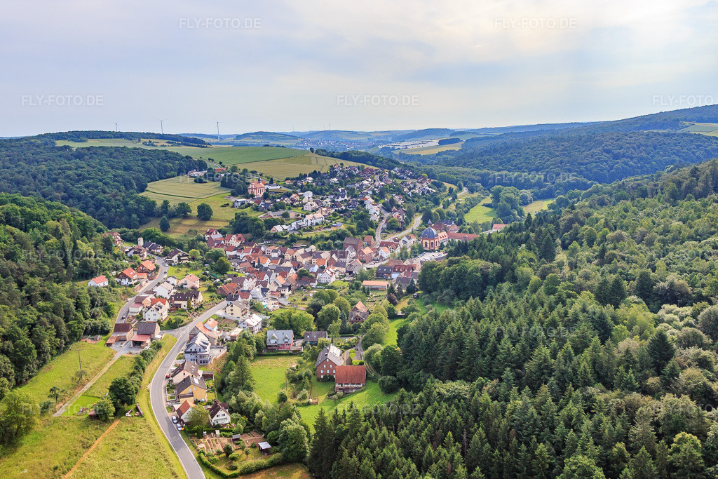 Luftbild: Dorfansicht aus Westen in Holzkirchen im Bundesland Bayern in Deutschland. Foto: IMG_089750.jpg vom 11.06.2016 durch Werner Riehm/FLY-FOTO.de