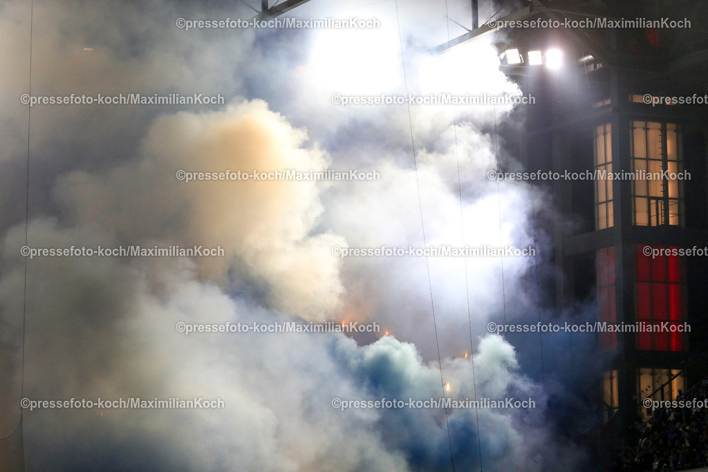 Koe14092402145 | 14.09.2024, 2. Fußball Bundesliga, 1. FC Köln - 1. FC Magdeburg, RheinEnergieSTADION, Saison 2024 2025: Ultras im Magdeburger Gästeblock zünden bengalisches Feuer Feuerwerkskörper Bengalos Blinker Rauchtöpfe Fans Zuschauer BesucherDFB regulations prohibit any use of photographs as image sequences and or quasi-video.