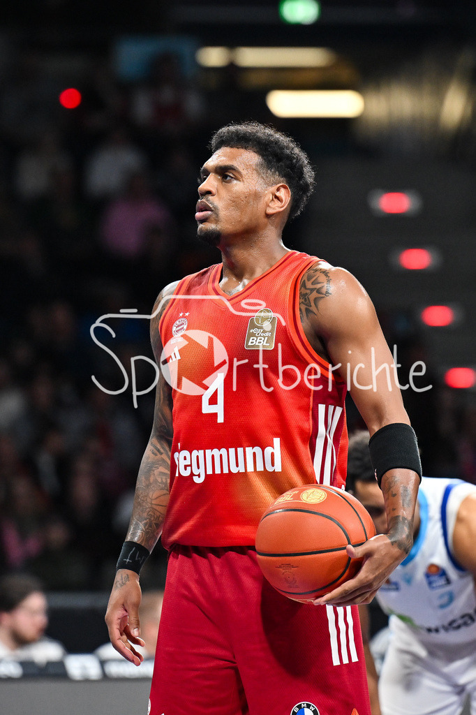 FC Bayern München - Skyliners Frankfurt | MUNICH, GERMANY - 17. FEBRUARY: am Ball Xavier RATHAN-MAYES (FC Bayern Basketball 4)  / Einzelfoto / Freisteller während dem Spiel zwischen dem FC Bayern München und den Skyliners Frankfurt am 21. Spieltag der easyCredit BBL im BMW Park