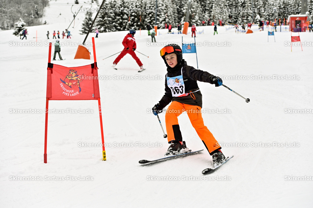 SRF_20.02.2026_1164 | Skirennfotos,Serfaus,Fiss,Ladis,Kinderskirennen,Winter,Tirol,Oberland,skirace,SFL,feelfree,weil wir's genießen,ski,Ski,skifahren,Sonnenplateau, - Realisiert mit Pictrs.com