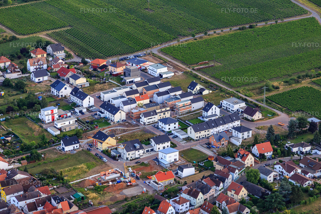 Luftbild: Neubaugebiet Weisßkreuzstr im Ortsteil Diedesfeld in Neustadt im Bundesland Rheinland-Pfalz in Deutschland. Foto: IMG_082763.jpg vom 25.06.2015 durch Werner Riehm/FLY-FOTO.de
