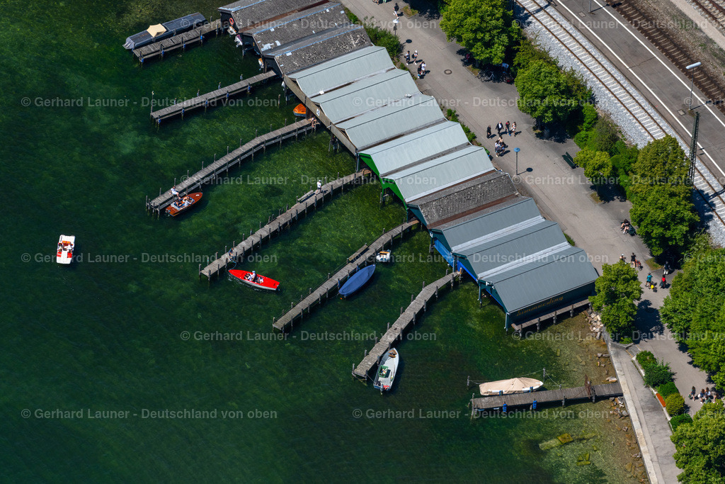 4031274 | STARNBERG 12.06.2020 Bottshaus des Bootsverleih Schropp und Bootsliegeplätzen am Uferbereich des Starnberger See in Starnberg im Bundesland Bayern, Deutschland. // Boat House ranks with the recreational marine jetties and boat mooring area on the banks of Starnberger See in Starnberg in the state Bavaria, Germany. Foto: Gerhard Launer
