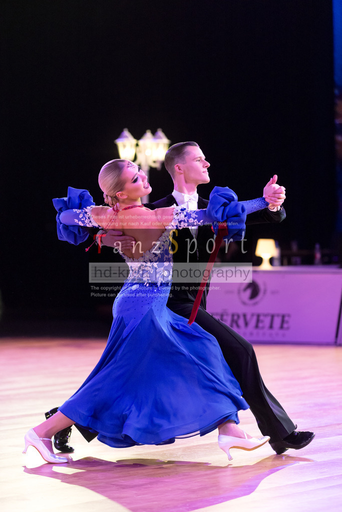 20241215_WDSF_Int_Open_Std-Riga-9808 | Tanzsportbilder, Standardtanz, Lateintanz, WDSF, DTV, LTVB, dancecomp, goc, hessen tanzt, blaues band der spree, walzer, tango, wiener walzer, slowfox, quickstepp, samba, rumba, cha-cha-cha, paso doble. jive, hd-kroft photography, turniertanzsport