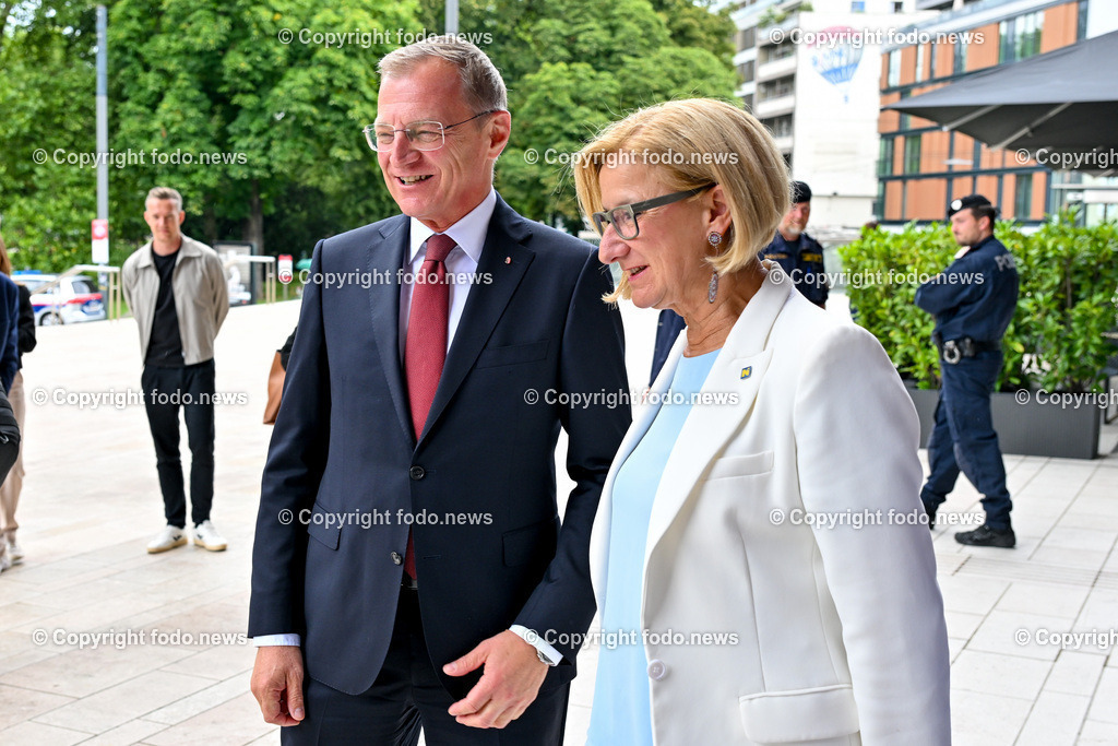 Pressekonferenz Land Ooe_ Oberoesterreich uebernimmt den Vorsitz in der Landeshauptleute-Konferenz_ 03.07.2024-29 | 03.07.2024, Linz, AUT, Pressekonferenz Land Ooe, Oberoesterreich uebernimmt den Vorsitz in der Landeshauptleute-Konferenz, im Bild Thomas Stelzer (VP, Landeshauptmann Oberoesterreich), Johanna Mikl-Leitner (VP, Landeshauptfrau Niederoesterreich)