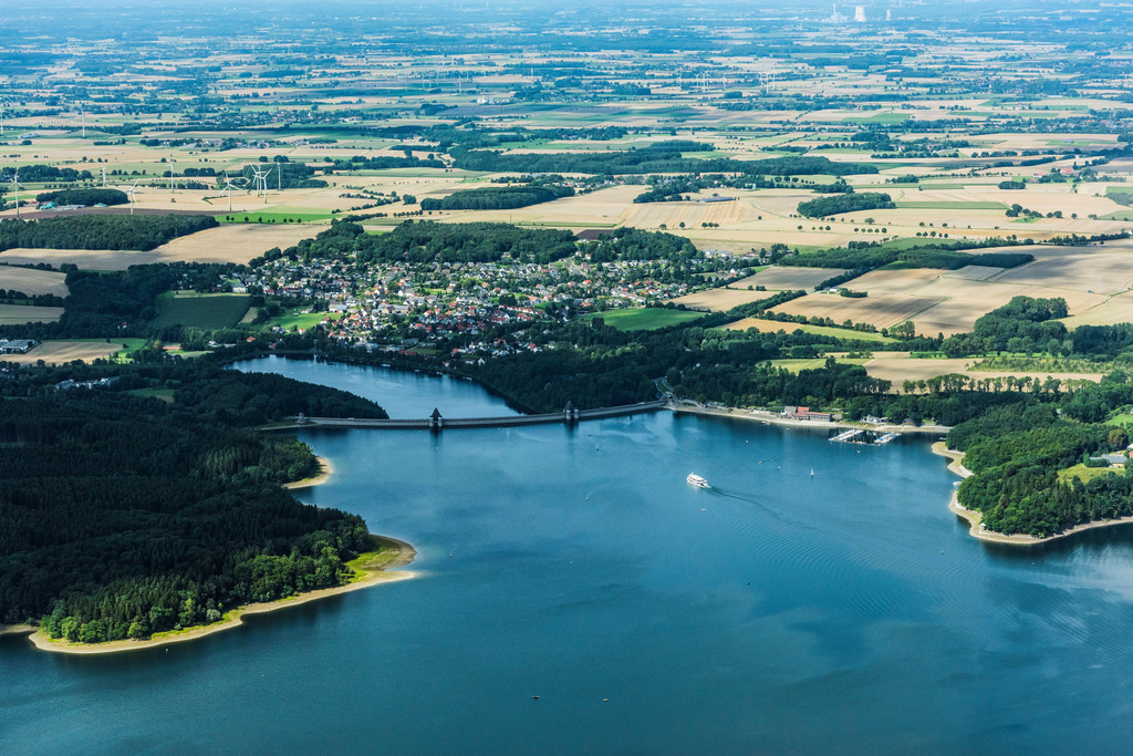 dr__0013860.jpg | MöHNESEE 07.08.2017 Staubecken und Uferbereiche am Stausee Heve in Möhnesee im Bundesland Nordrhein-Westfalen, Deutschland. // Impoundment and shore areas at the lake Heve in Moehnesee in the state North Rhine-Westphalia, Germany. Foto: Daniel Reiter