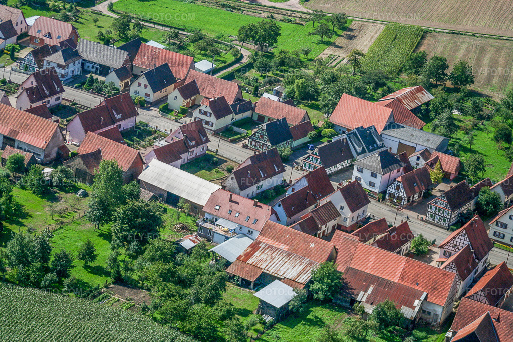 Aerial view: Rue Principale from the north in Schleithal in the state Bas-Rhin, France. – Photo: IMG_3560.jpg taken on 08/31/2006 by Werner Riehm/FLY-FOTO.com – Resolution of the original: 3456 x 2304 px