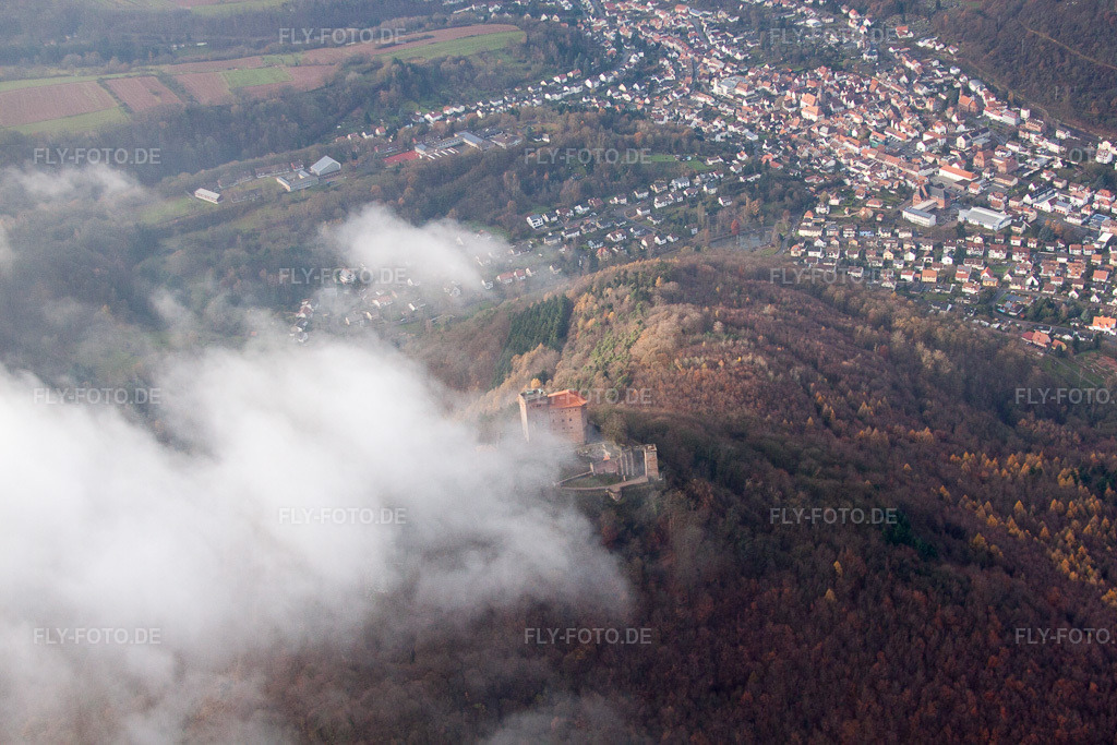Luftbild: Burg Trifels in Wolken in Annweiler am Trifels im Bundesland Rheinland-Pfalz in Deutschland. Foto: IMG_61181.jpg vom 30.11.2013 durch Werner Riehm/FLY-FOTO.de