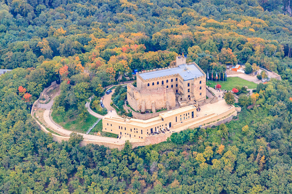Luftbild: Hambacher Schloss von Süden im Ortsteil Diedesfeld in Neustadt im Bundesland Rheinland-Pfalz in Deutschland. Foto: IMG_60088.jpg vom 08.10.2013 durch Werner Riehm/FLY-FOTO.deAuflösung des Originals: 4480 x 2987 pxStiftung Hambacher SchlossStiftung Hambacher Schloss | Das Hambacher Schloss ist eine lebendige Stätte deutscher und europäischer Demokratiegeschichte