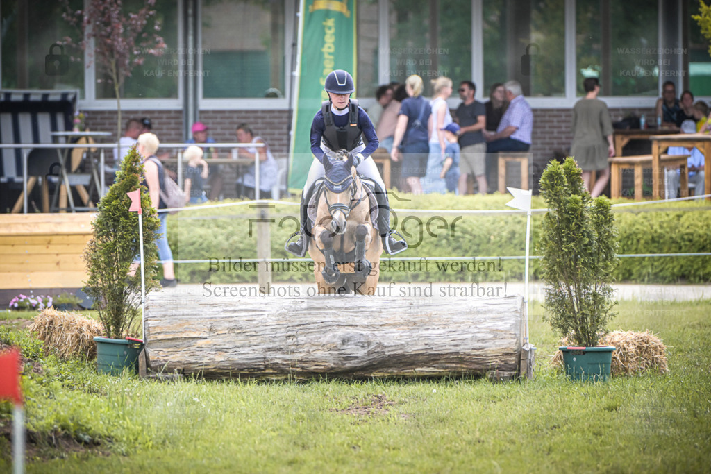 DOS_7006 | Entdecke hochwertige Reitturnierfotos von Foto Oger. Professionell, emotional und authentisch – jetzt Lieblingsmomente im Shop bestellen. - Realisiert mit Pictrs.com