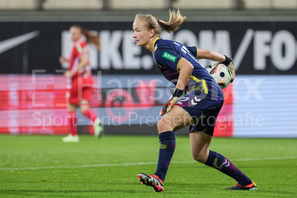 Fussball, Google Pixel Frauen-Bundesliga, VfL Wolfsburg - 1. FC Köln | v.li.: Paula Hoppe (Torhüterin, Torwart, 1. FC Köln, 12) am Ball, Einzelbild, Ganzkörper, Aktion, Action, Spielszene, DIE DFB-RICHTLINIEN UNTERSAGEN JEGLICHE NUTZUNG VON FOTOS ALS SEQUENZBILDER UND/ODER VIDEOÄHNLICHE FOTOSTRECKEN. DFB REGULATIONS PROHIBIT ANY USE OF PHOTOGRAPHS AS IMAGE SEQUENCES AND/OR QUASI-VIDEO.