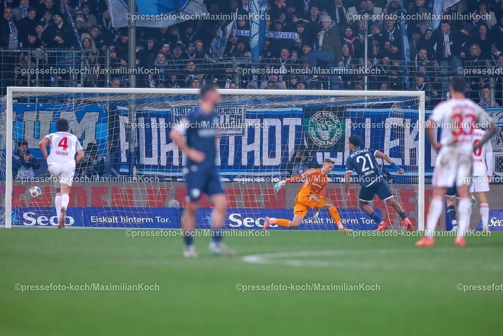 BOC20022601083 | 20.02.2026, Fußball, VfL Bochum - 1. FC Nürnberg, 2. Fußball Bundesliga, 23. Spieltag, Vonovia Ruhrstadion, Saison 2025 2026: Torschuss Elfmeter Treffer Tor zum 1:1 durch Torschütze Francis Onyeka&nbsp;(VfL Bochum #21) DFB regulations prohibit any use of photographs as image sequences and or quasi-video.