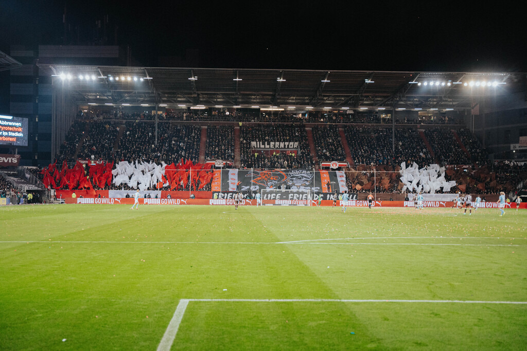 FCP02470 | Der offizielle Shop für FC St. Pauli Fotos. Wähle aus Spielszenen & Fanmomenten dein FCSP Wunschformat. Wir liefern Millerntor-Atmosphäre.