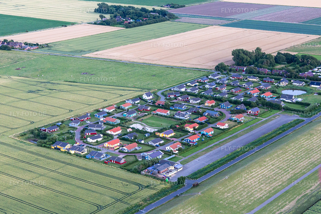 Luftbild: Ferienhaussiedlung und Camping Wesselburenerkoog in Wesselburenerkoog im Bundesland Schleswig-Holstein in Deutschland. Foto: IMG_007889.jpg vom 08.07.2020 durch Werner Riehm/FLY-FOTO.de