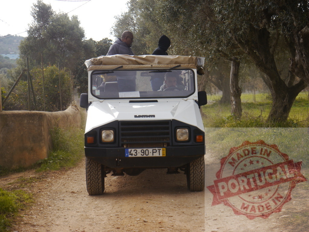 Off-road adventure jeep tour in Portuguese countryside | People riding in an off-road jeep on a dirt path, enjoying a rural safari - Realisiert mit Pictrs.com