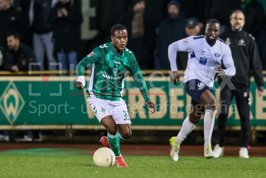 Fussball, Regionalliga Nord, SV Werder Bremen II - VfB Oldenburg | v.li.: Abdenego Nankishi (SV Werder Bremen II, 33) am Ball, Einzelbild, Ganzkörper, Aktion, Action, Spielszene
