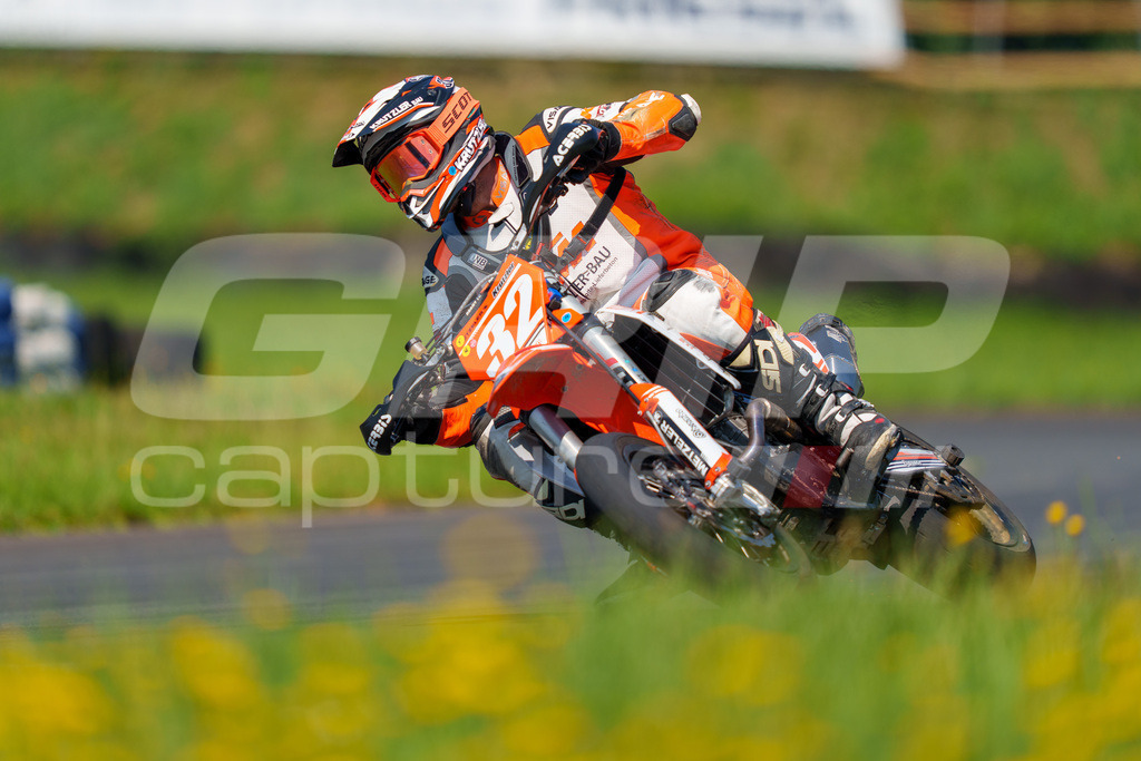G-Cup + Supermoto Staatsmeisterschaft + Hungarian Supermoto Championship | GRIPcapture steht für authentische Sportfotografie in Österreich – für Momente, die mehr sind als Geschwindigkeit oder Ergebnis. Es geht um Emotion, Spannung, Fokus und den Augenblick, der oft nur einen Wimpernschlag dauert.Ob Motorsport, Teamsport oder 