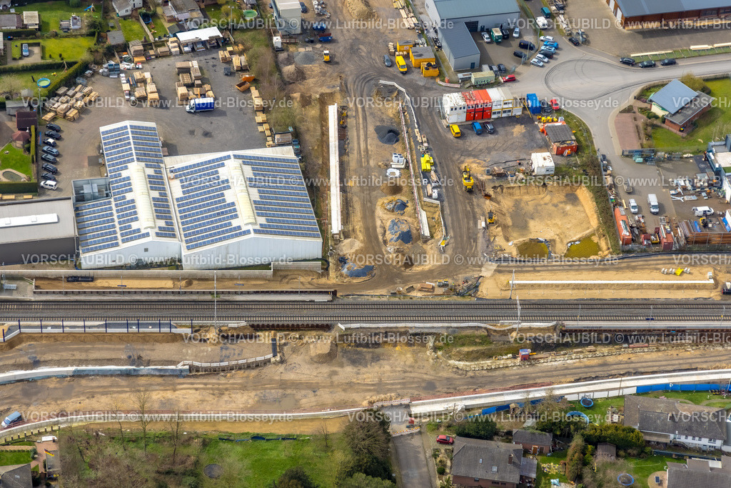 Rees230300743Betuwe | Luftbild, Ausbau der Betuwe Linie zwischen Ruhrgebiet und den Niederlanden im Bereich Rees Haldern zur dreigleisigen Bahnstrecke, , alle beschrankten Bahnübergänge werden entfallen oder durch Über- oder Unterführungen ersetzt werden. Vor allem ist die Ausbaumaßnahme für die Bahn mit der Verpflichtung verbunden, nunmehr Lärmschutz für die betroffenen Menschen zu gewähren. Stockum, Rees-Haldern, Niederrhein, Ruhrgebiet, Nordrhein-Westfalen, Deutschland