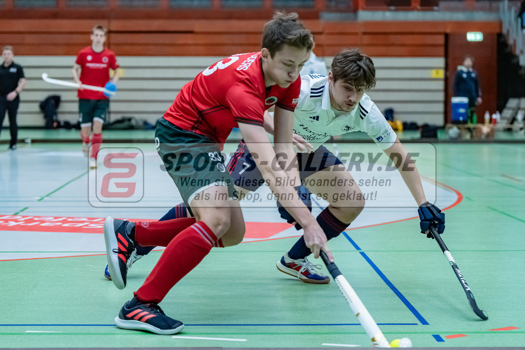 HK_20231217_107516 | 1. Bundesliga Herren Crefelder HC - Düsseldorfer HC  am 17.12.2023 Sporthalle Glockenspitz, Krefeld , Schröder Mika ( Crefelder HTC #33 ) , von Schwerin Alex ( Düsseldorfer HC #7 )