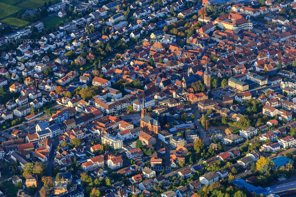 Luftbild: St. Martin am Ludwigsplatz und Marktkirche am Marktplatz in Bad Bergzabern im Bundesland Rheinland-Pfalz in Deutschland. Foto: IMG_074657.jpg vom 14.10.2014 durch Werner Riehm/FLY-FOTO.deWWW.PFARREI-BAD-BERGZABERN.DE