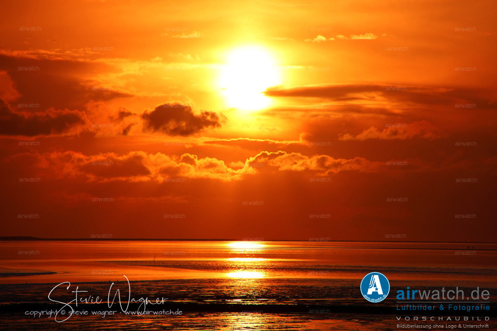 Nordsee, Nordfriesland, Beltringharderkoog, Luettmoorsee, Holmer Siel | Nordsee Sonnenuntergang Wattenmeer - Der Sonnenuntergang über dem Wattenmeer ist ein spektakulärer Anblick, der oft bei Ebbe bestaunt wird. Hier sind einige Orte, an denen Sie den Sonnenuntergang über dem Wattenmeer erleben können: Beltringharderkoog, Luettmoorsee, Holmer Siel
