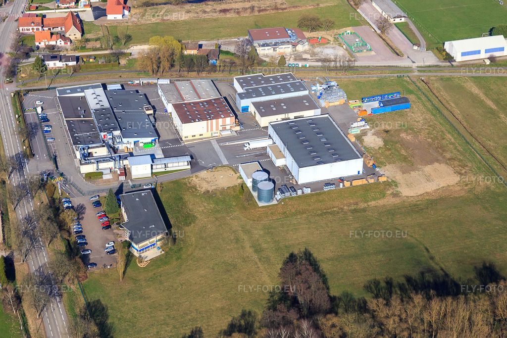 Vue aérienne: Adhésifs HB Fuller à Surbourg dans le département Bas Rhin, France – .Photo: IMG_097462.jpg prise le 16/03/2017 par Werner Riehm/FLY-FOTO.eu – Résolution de l'original: 5105 x 3404 px – H.B. Fuller: Connecting what matters