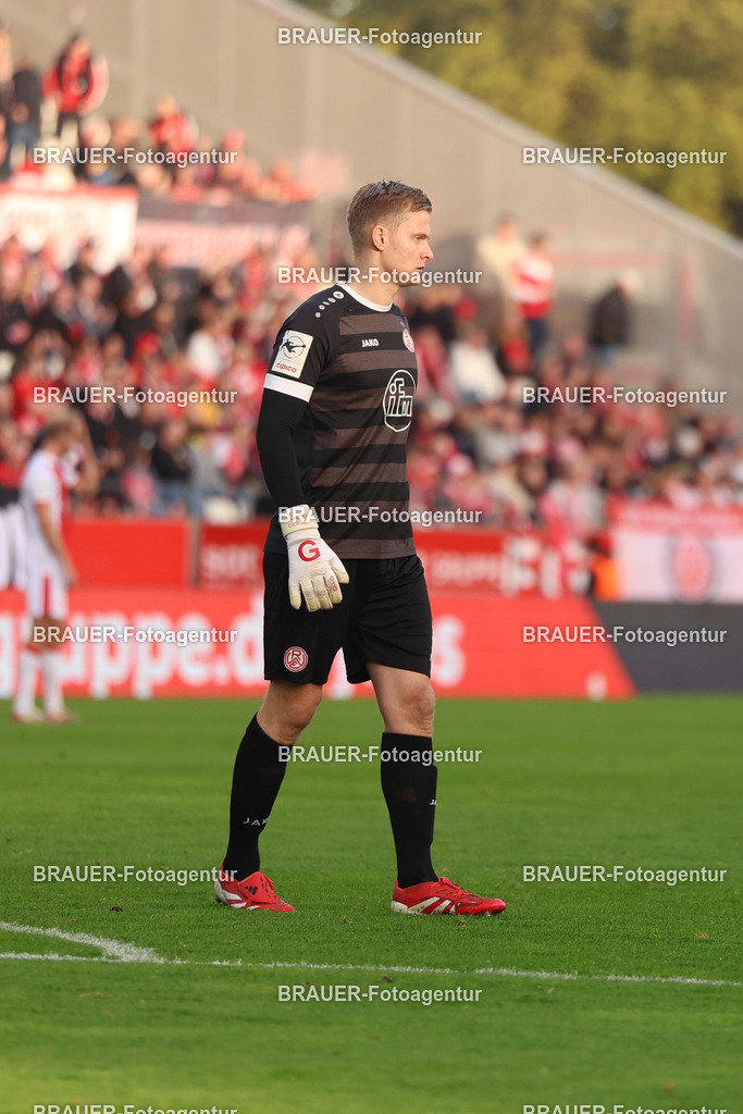 Rot-Weiss Essen - Viktoria Köln - 3.Liga | Essen, Deutschland, 18.10.2025 Jakob Golz  (Rot-Weiss Essen) schaut  während des 3.Liga Spiels zwischen Rot-Weiss Essen- Viktoria Köln im Stadion an der Hafenstraße am 01.08.2025 in Essen. (Foto von Timo Bluhmki-Schmidt/ Brauer Fotoagentur