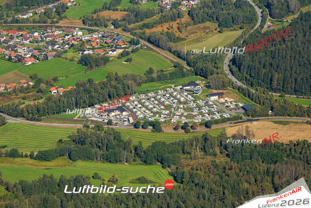 Die Luftaufnahme Camping - Bodenmais wurde 2021 mittels Flugzeug (keine Drohne) erstellt. Hohe Auflösung -für große Poster und Wandbilder geeignet!