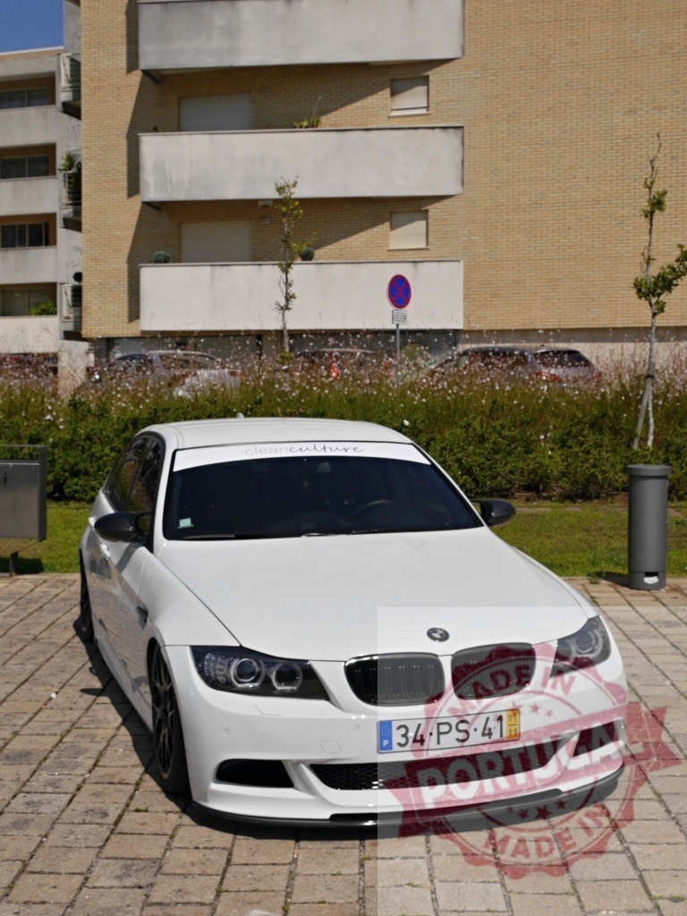 White BMW car parked on Portugal street | White BMW sedan parked on a cobbled street with a Portuguese license plate - Realisiert mit Pictrs.com